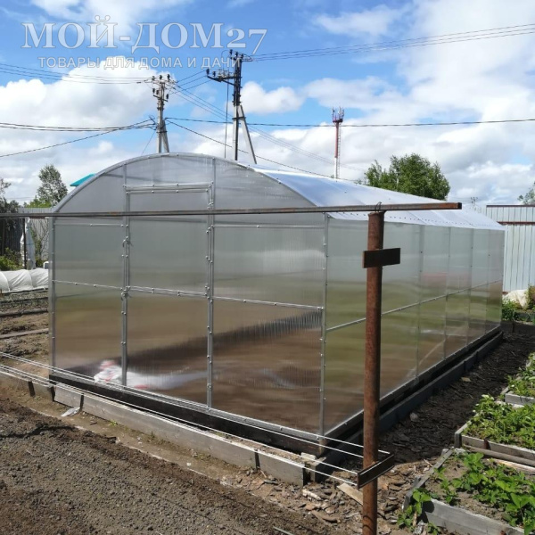 Теплица СверхПрочная ВАГОН 6 метров с поликарбонатом | Мой-Дом27 | Каркас изготовлен из оцинкованной замкнутой трубы 20*20 мм.<br>
 Ширина - 3 метра. Высота - 2,05 метра. Длина - 6 метров<br>
 Выдерживаемая снеговая нагрузка - 150 кг/м2. Выдерживаемая ветровая нагрузка - до 27 м/с.<br>
 Расстояние между дугами 1 метр. Ширина двери 0,96 метра.<br>
 <b>ДВОЙНАЯ ДУГА под дугой приварена еще одна дуга. Прямые стенки</b><br>